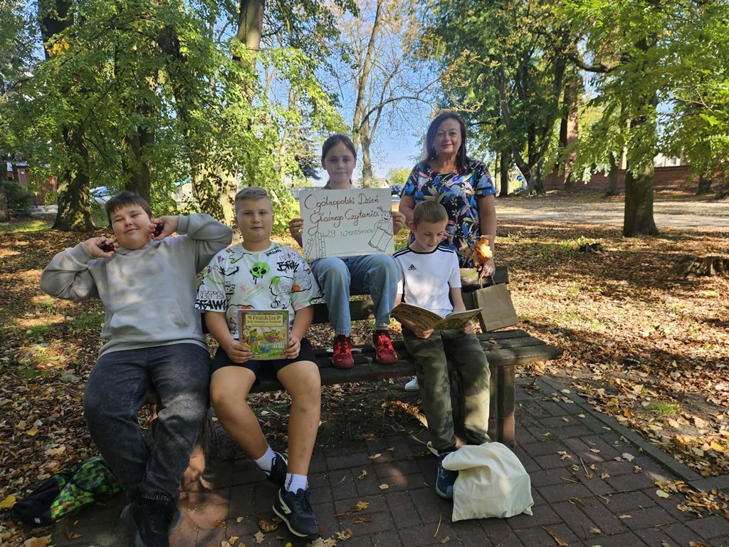 Czytanie wśród wiekowych drzew