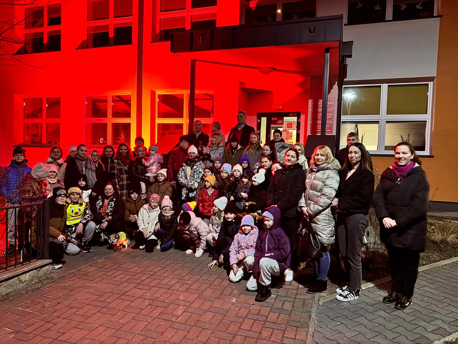 Szkoła w czerwieni w Międzynarodowy Dzień Przeciwdziałania Przemocy wobec Dzieci