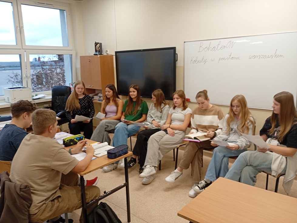 Ósmoklasistki o kobietach powstania warszawskiego.